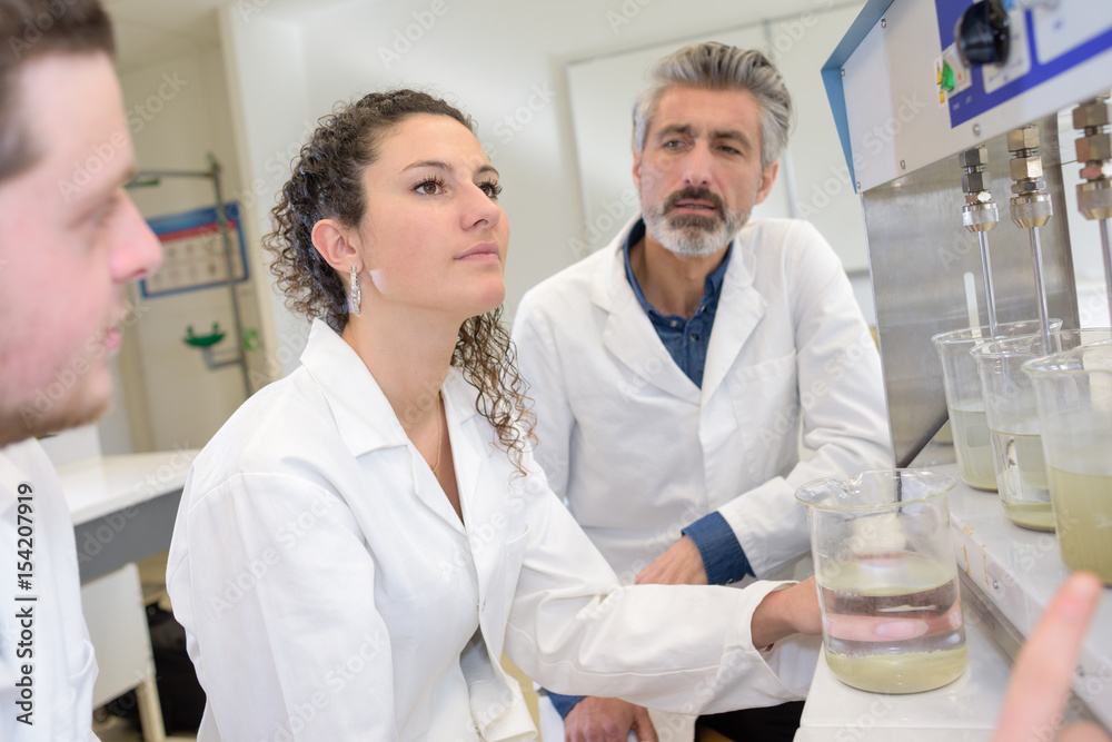 Obraz premium team of scientists doing medical research