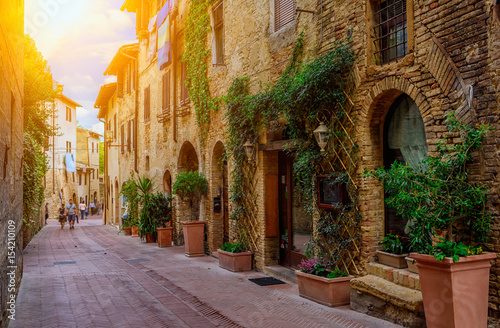 Fototapeta Stara ulica w San Gimignano, Tuscany, Włochy. San Gimignano jest typowym toskańskim średniowiecznym miastem we Włoszech