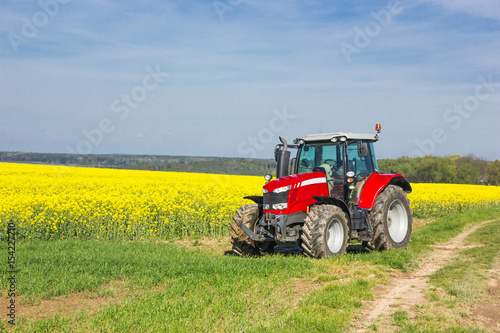 Fotografie Tracktor in field