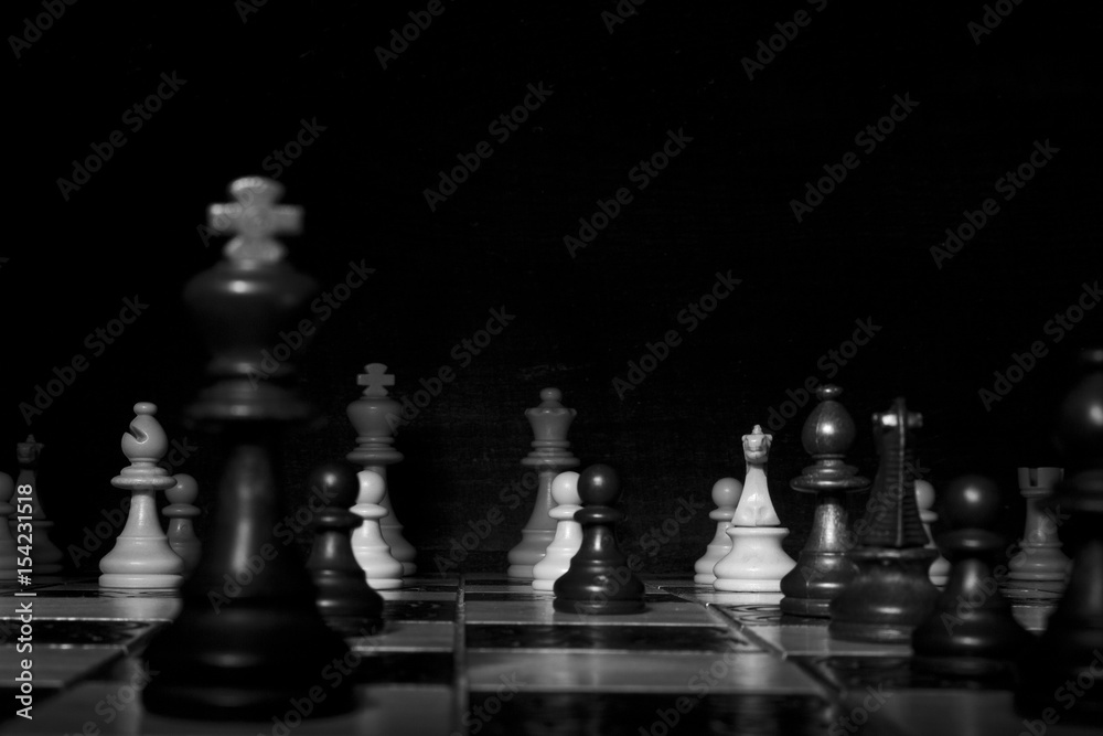 Scacchi fotografati su una scacchiera Scacchi fotografati su una scacchiera