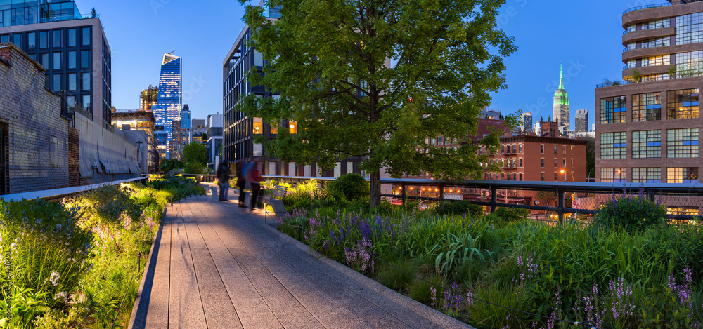 Fototapeta premium Panoramiczny widok o zmierzchu z oświetleniem miejskim, oświetlonymi wieżowcami i wieżowcami. Chelsea, Manhattan, Nowy Jork