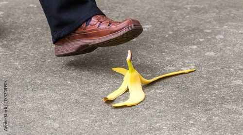 ein Mann wird auf eine Bananenschale treten und vielleicht ausrutschen photo