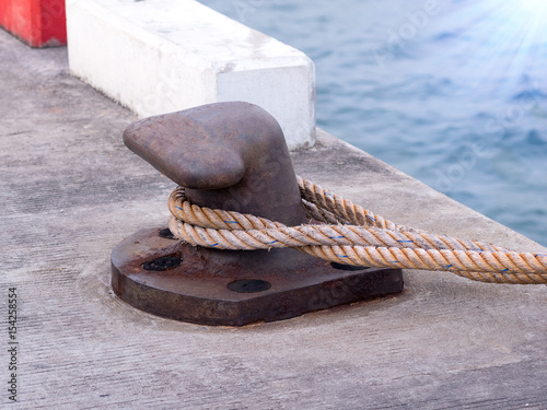 Cuadro en lienzo Bollard with mooring ropes on the port.