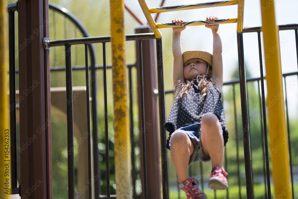 Obraz premium 公園で遊ぶ女の子