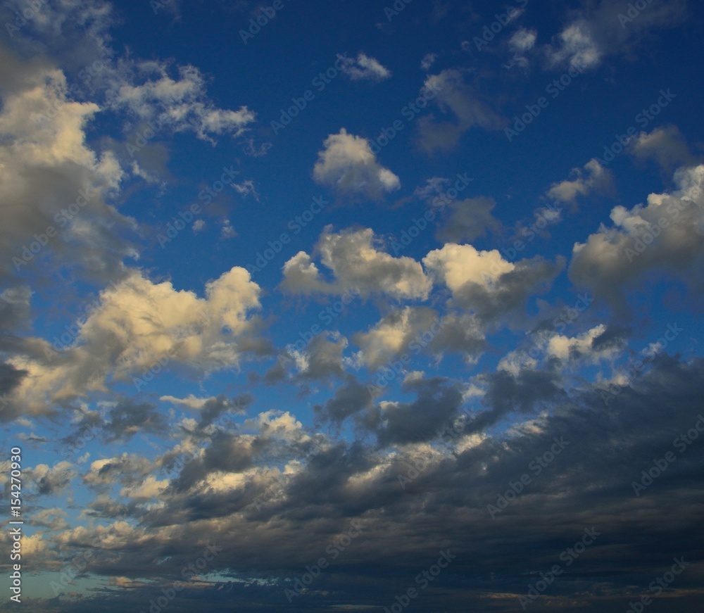 Fototapeta premium Awesome blue sky with scattered clouds in mid autumn