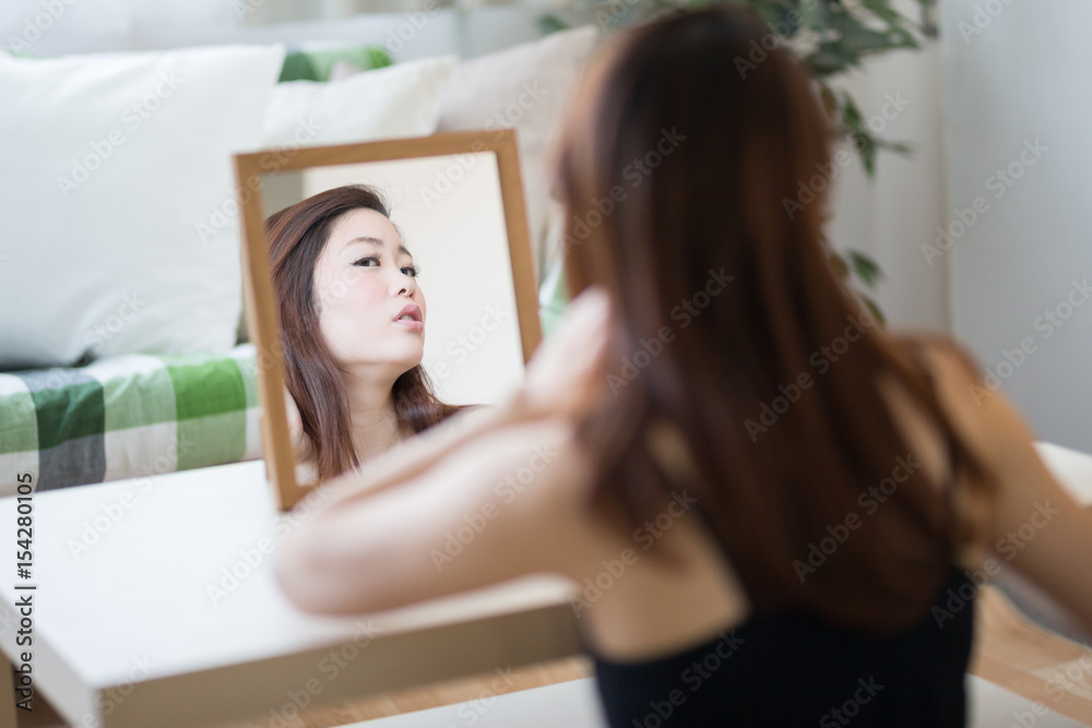 鏡を見る女性 鏡を見る女性