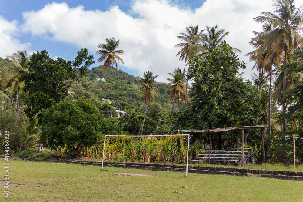 Fußballfeld mit Fan-Tribüne in der Karibik