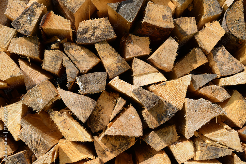 Gestapeltes Holz auf einer Beige Gestapeltes Holz auf einer Beige