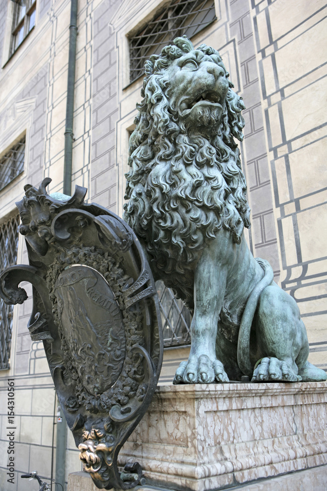 Bronze lion at the Munich Residenz palace, Munich, Bavaria, Europe, 28. April 2007