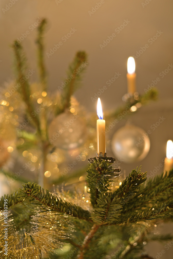 Brennende Kerzen am Weihnachtsbaum