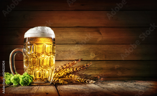 Billede på lærred Oktoberfest Bier auf einem rustikalem Hintergrund