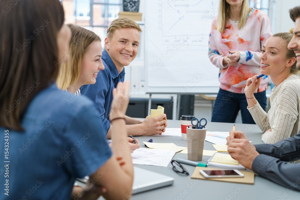 gruppe diskutiert ideen am besprechungstisch gruppe diskutiert ideen am besprechungstisch