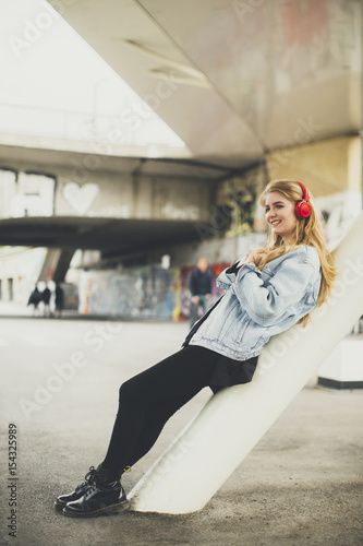Young pretty woman posing i...