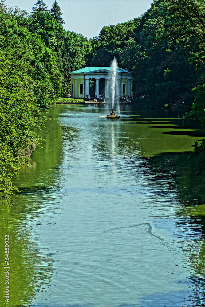 Obraz premium Фонтан в дендрологическом парке Софиевка
