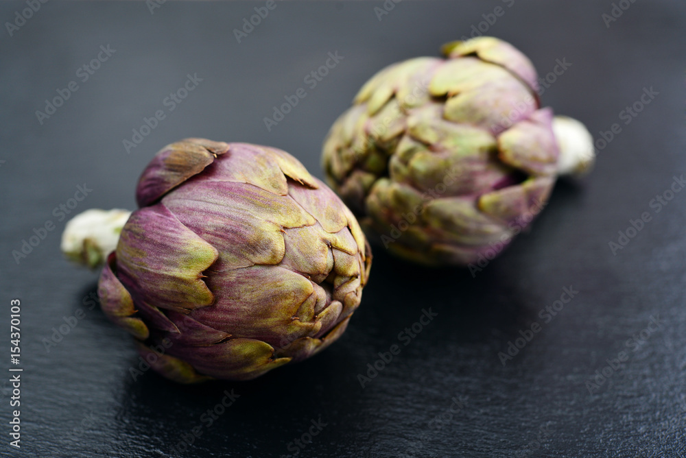 Obraz premium Two fresh artichokes