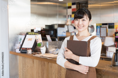 Fotografía portrait of young asian waitress in cafe