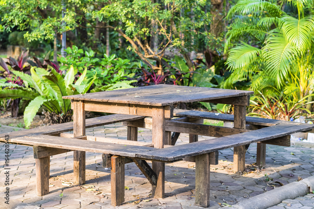 Naklejka premium wood table in the park with sunlight