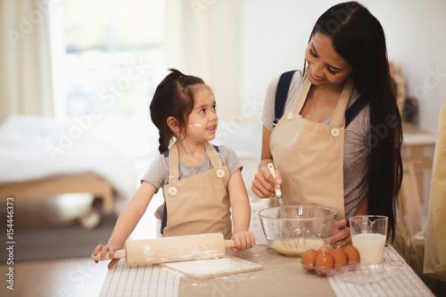 Obraz na płótnie Mother and daughter cooking w salonie