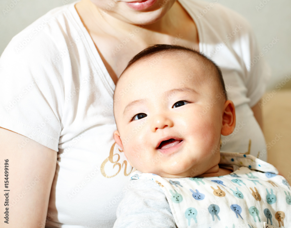 ママに抱っこされた笑顔の赤ちゃん ママに抱っこされた笑顔の赤ちゃん