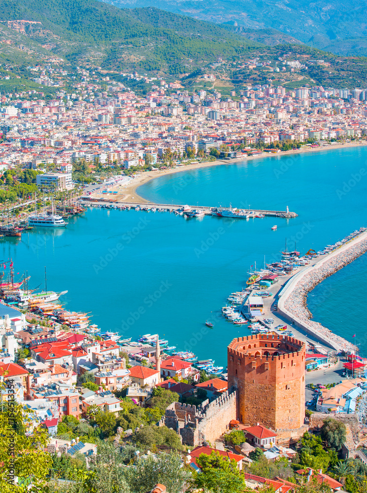 Fototapeta premium Krajobraz z mariną i wieżą Kizil Kule na półwyspie Alanya, dystrykt Antalya, Turcja