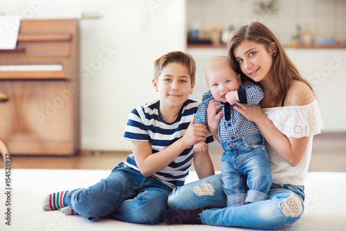 Fotografía Happy sister and two brothers at home