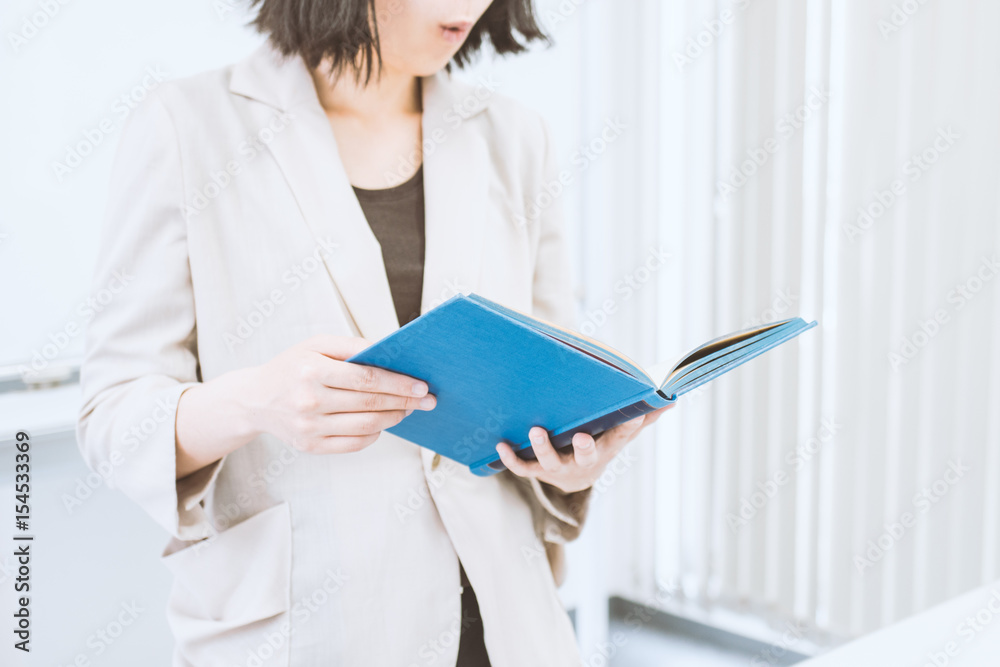 本を読む女性 本を読む女性