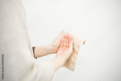 Wallpaper Mural ハンドタオルで手を拭く女性 Torontodigital.ca