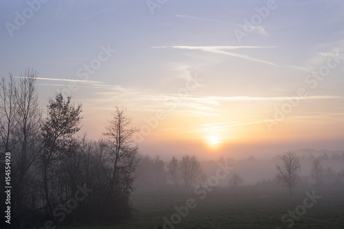 Fototapeta Naklejka Na Ścianę i Meble -  soleil levant à la campagne