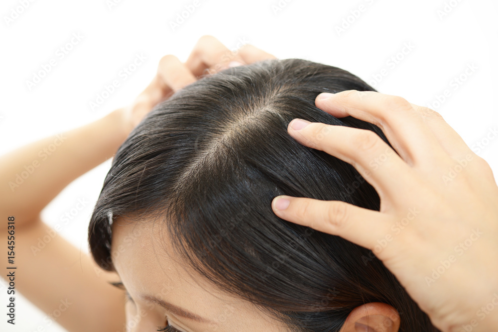 ヘアケアをする女性 ヘアケアをする女性