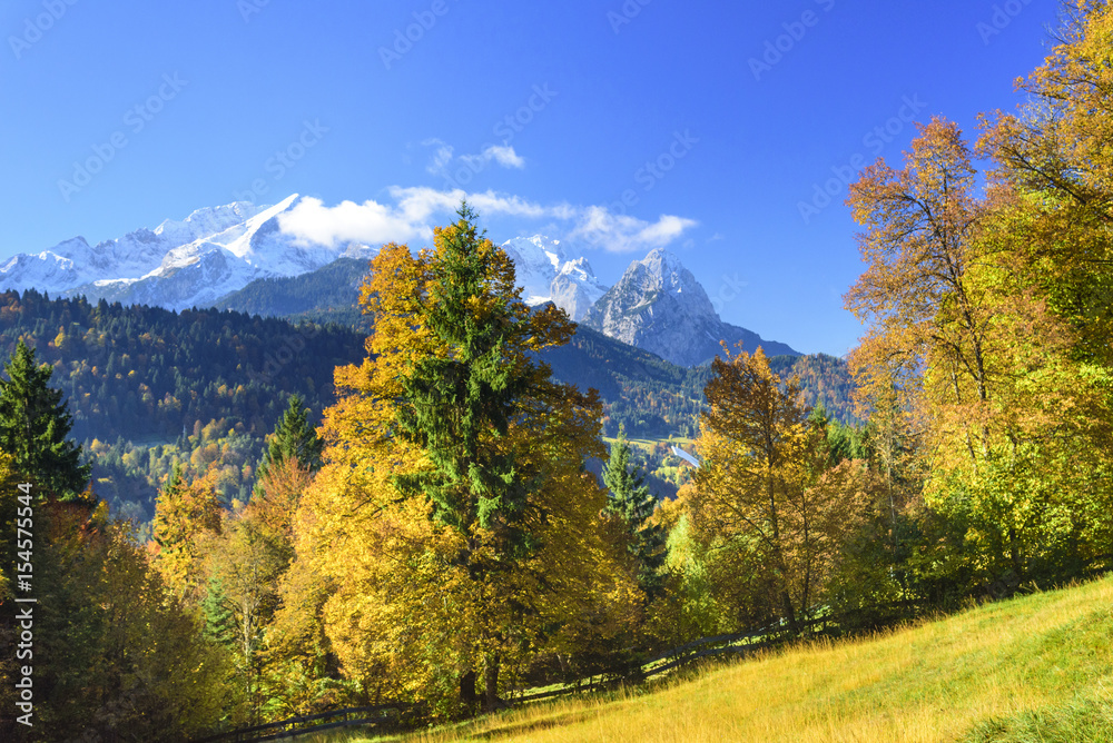 malerischer Herbst im Werdenfelser Land