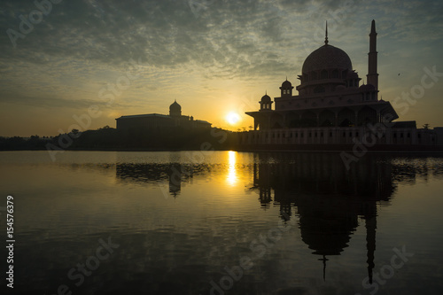 Tableau sur toile PUTRAJAYA, MALAYSIA - 16TH APRIL 2017; Sunrise moment at Putra Mosque, a principal mosque of Putrajaya, Malaysia