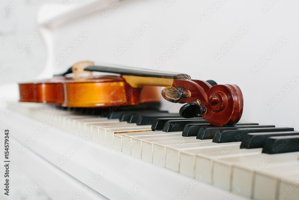 Fototapeta premium The violin and keyboard of white piano