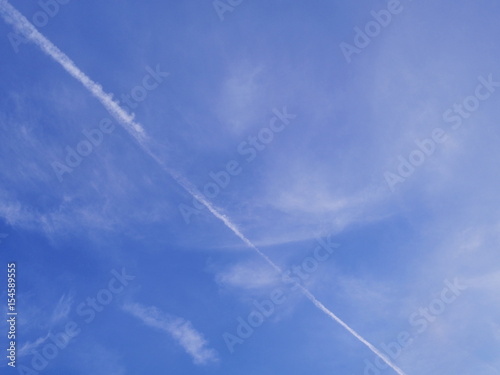 青空と飛行機雲 © kawa10