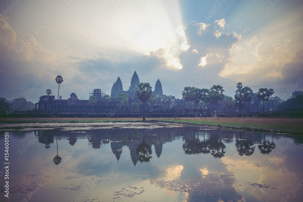 カンボジア、アンコールワット遺跡の朝日
