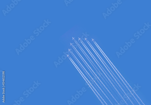 five airplanes formation contrail