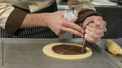 pasticcere prepara una crostata al cioccolato