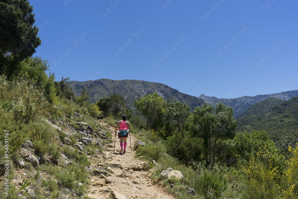 senderista que camina por la montaña y admira el paisaje senderista que camina por la montaña y admira el paisaje