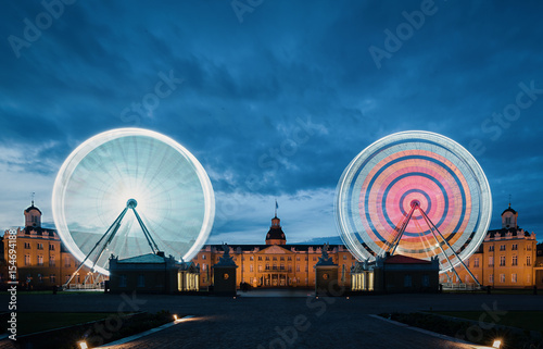 Riesenräder vor Schloss