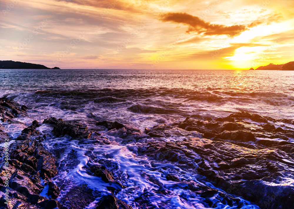Naklejka premium Seascape landscape nature in twilight with sunset