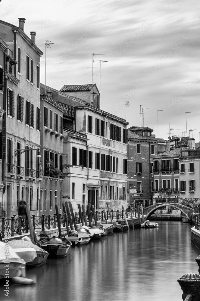 Fototapeta premium Black and white Venetian canal