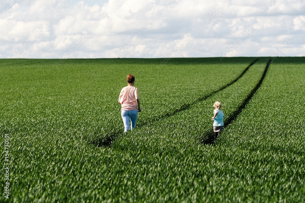 Mutter mit Tochter im Getreide feld Mutter mit Tochter im Getreide feld