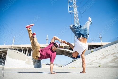 Fotografi Breakdancers performing tricks