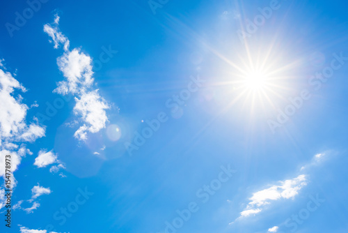 Sommer Hintergrund, blauer Himmel mit Sonne und Wolken © Günter Albers