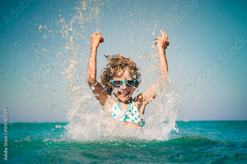 Canvas Print Happy child playing in the sea