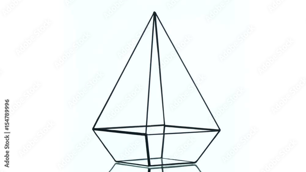 The teardrop-shaped florarium rotates on the platform The teardrop-shaped florarium rotates on the platform