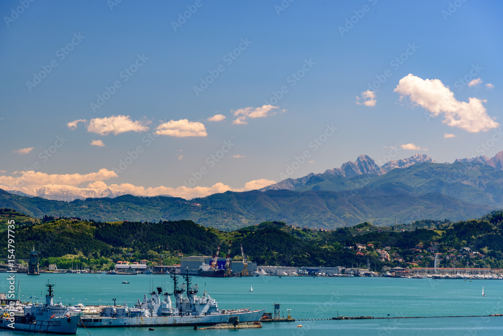 Obraz premium View of the port of La Spezia with boats and mountains at the horizon.