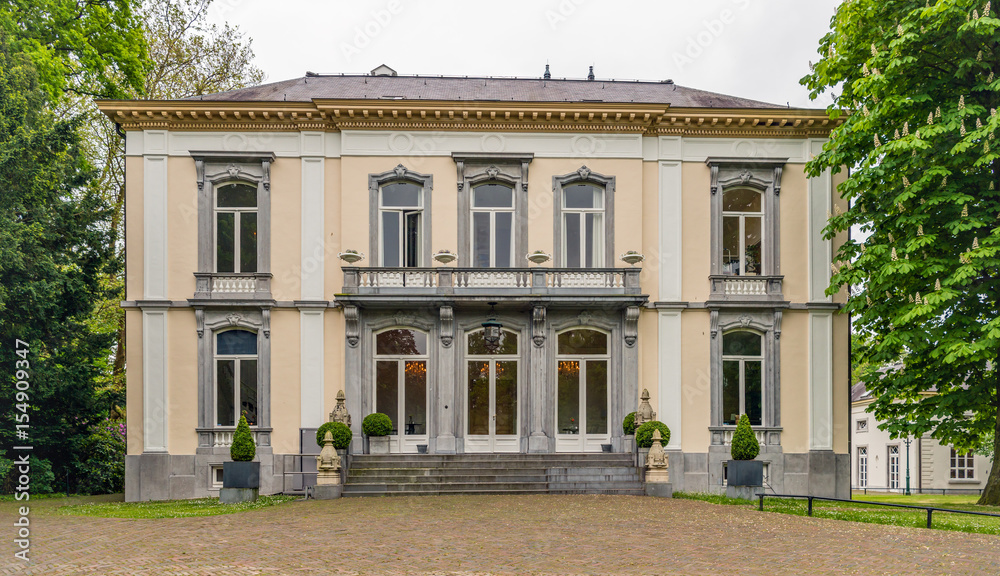 Obraz premium Historic manor house in springtime