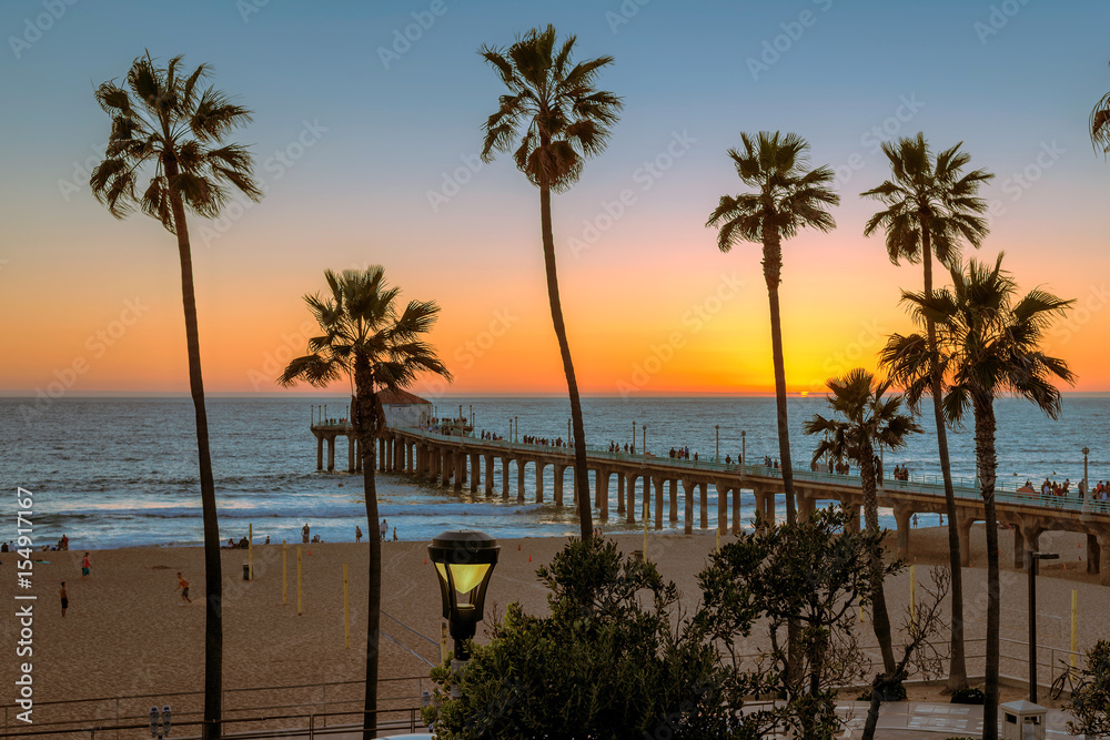 Fototapeta premium Zachód słońca na Manhattan Beach i molo w Kalifornii, Los Angeles.