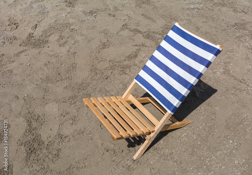 Liegestuhl am Strand im Sommer mit Sand zum relaxen und genie  en  