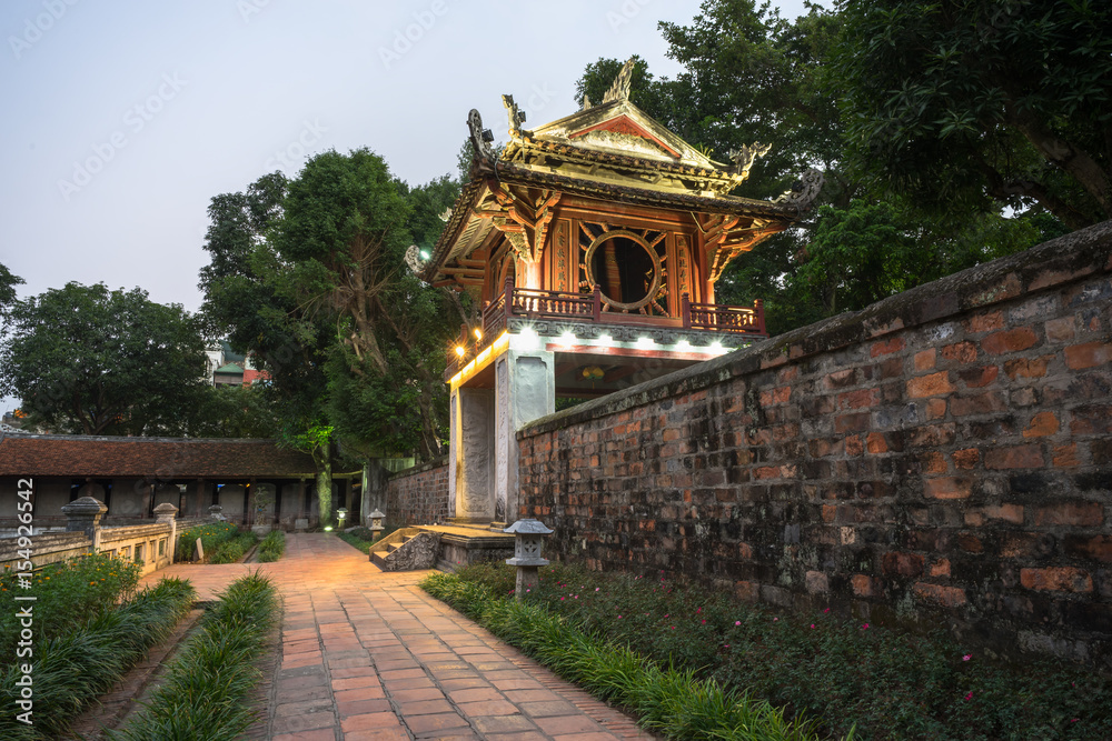 Obraz premium Khue Van Cac ( Stelae of Doctors ) in Temple of Literature ( Van Mieu ) at night. The temple hosts the 